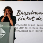 La alcaldesa de Barcelona, Ada Colau, visiblemente emocionada durante la lectura de la declaración institucional con motivo del primer aniversario del 17-A.