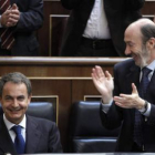 Zapatero es aplaudido ayer por Rubalcaba en el Debate del Estado de la Nación.