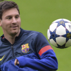 Messi juega con un balón en el entrenamiento del Barça en el estadio Allianz Arena de Múnich.