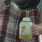 El aceite debe embotellarse antes de tirarlo al contenedor.