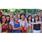 Un grupo de doncellas del siglo XXI en las calles de Sahagún disfrutando de las tretas de los aspira