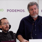 El secretario de Organización de Podemos,  Pablo Echenique,  y el candidato de Equo a las elecciones generales,  Juantxo López Uralde.