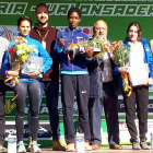 Nuria Lugueros, a la izquierda, en el podio de la categoría absoluta junto a Aprot y Pérez. G. LUNA