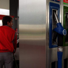Los precios de los combustibles ‘cumplen la tradición’ de incrementarse para aprovechar los viajes de la Semana Santa. JESÚS F. SALVADORES