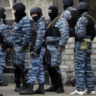 Miembros de la policía antidisturbios se preparan para abandonar las barricadas en Kiev, el pasado 22 de febrero.
