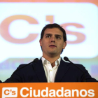 El presidente de Ciudadanos, Albert Rivera, en un acto electoral en Málaga y el secretario de Estrategia Política de Podemos, Íñigo Errejón, en Granada.