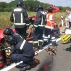 Imagen de los bomberos de León cortando el metal del vehículo para liberar a su conductor
