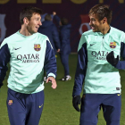 Messi conversa con Neymar en el entrenamiento de la tarde.