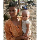 Una mujer y su hijo esperan la llegada de ayuda en Khonchangore