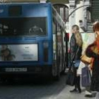 Usuarios haciendo cola en una céntrica parada de autobús