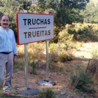 El alcalde con el cartel bilingüe en Truchas
