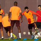 Valverde supervisa el entrenamiento de ayer para preparar el partido de Champions. ALEJANDRO GARCÍA