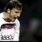 Puerta celebrando un gol con la camiseta del Sevilla