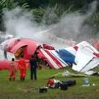 Minutos después del accidente, los equipos de emergencia llegaron al tren de aterrizaje