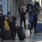Agentes de la Policía Nacional abandonan los hoteles de Reus donde se alojaron, el pasado 5 de octubre.