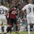 El Milan celebra uno de sus tantos en el Bernabéu ante la desolación de los madridistas .