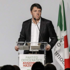 Matteo Renzi formalizó ayer su dimisión como secretario general del Partido Demócrata. GIUSEPPE LAMI