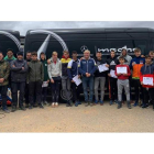 Mattias Nilsson junto a los pilotos que participaron en su clase magistral y a los representantes del Moto Club Bañezano en el circuito de La Salgada. MORLA