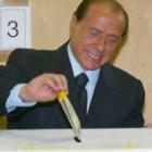 Silvio Berlusconi introduce su voto en las pasadas elecciones europeas