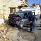 El padre sufrió un grave accidente mientras huía en su coche, rompiéndose las dos piernas