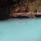 Aspecto azulado que presentaban las aguas de un tramo del río Torío el pasado martes al mediodía.
