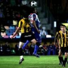 Cristian Portilla lucha con un rival del Barakaldo por un balón aéreo