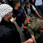 Un grupo de palestinos traslada a un militante de Hamás muerto