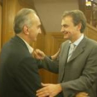 Rodríguez Zapatero charla con Rodríguez de Francisco en la visita del viernes al Ayuntamiento