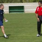 Etxeberria, a la derecha, dialoga con el preparador de porteros Javi
