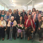 Lidia Alonso, con vecinas, la alcaldesa y alumnas de la Escuela de Adultos, en la biblioteca de Pinilla. DL