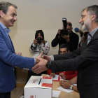 Zapatero saluda al presidente de la mesa, tras depositar su voto en la sede provincial del PSOE en León dentro del proceso de primarias.