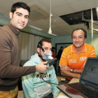 David Suárez Iglesias y Gerardo Villa hacen una prueba de capacidad pulmonar con un voluntario.