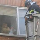Un bombero rescata a una mujer y a un bebé afectados por el incendio en una vivienda de Zamora