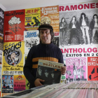 Juancho López, músico y promotor leonés, que ahora se lanza a la aventura de una tienda de discos especializada en vinilo. F. OTERO
