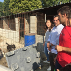 El concejal responsable del área, Pedro Llamas, durante una visita a las instalaciones de la Protectora de Animales en León.