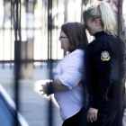 Elizabeth Wettlaufer, escoltada por la policia a la entrada del Tribunal Provincial de Woodstock.