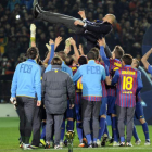 Los jugadores del Barcelona mantean a su entrenador Pep Guardiola mientras celebran su victoria en la final del Mundial de Clubes contra el Santos.