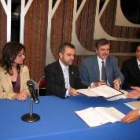 Los alcaldes de ambas localidades firmando el convenio de colaboración