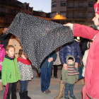 Un paje de los Reyes Magos cuenta cuentos a los niños para ir animando la llegada de las fiestas.