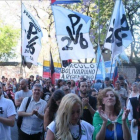 Manifestación ante la embajada venezolana en Buenos Aires contra la suspensión de Venezuela como kmiembro del Mercosur, este jueves.