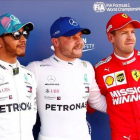 El poleman, Valtteri Bottas, flanqueado por Lewis Hamilton y Sebastian Vettel.