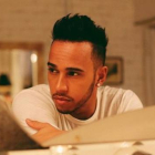 Hamilton, con una imagen renovada, posa para una conocida red social.