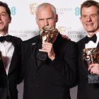 El director de Tres anuncios en las afueras, Martin McDonagh (en el centro) posa con el galardón a la Mejor Película junto con Pete Czernin (izquierda) y Grahm Broadbent, productores del filme.