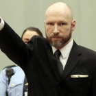 Breivik hace el saludo nazi en el tribunal de apelación de Borgarting, en la prisión de Telemark Skien (Noruega), el 10 de enero.