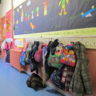 Pasillo de la etapa de Infantil de un colegio con las chaquetas de los pequeños. DL