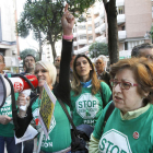 El colectivo explicó a la población el motivo de la protesta ante Bankia en León.