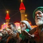 Un grupo de fieles chiís rezan en la gran mezquita de Kerbala