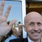 El periodista saluda tras la rueda de prensa donde anunció su adiós