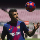 Paulinho se presenta en el césped del Camp Nou. QUIQUE GARCÍA