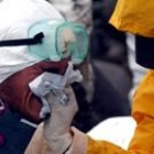 Un voluntario es auxiliado por un sanitario en el cabo de Touriñán